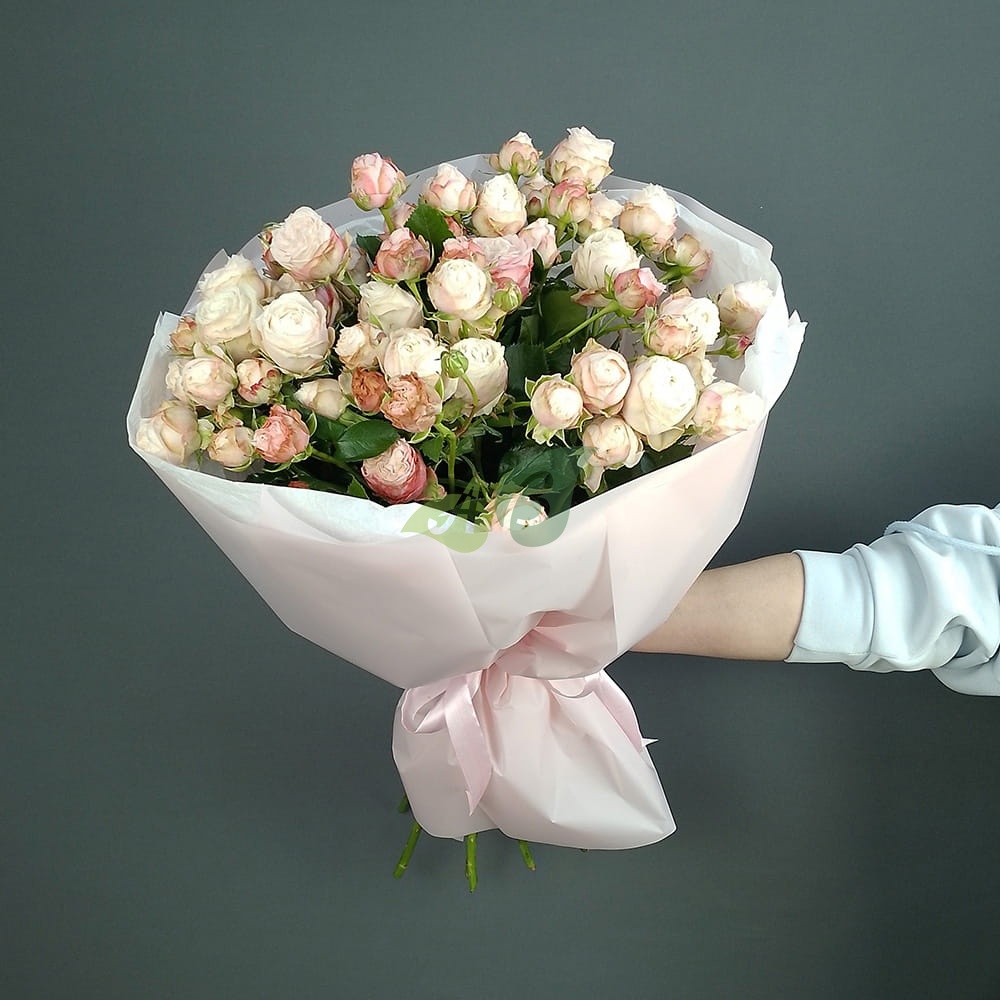 Букет из розовых кустовых розз в Санкт-Петербурге