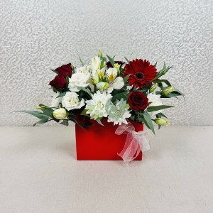Изысканная композиция из цветов в коробке