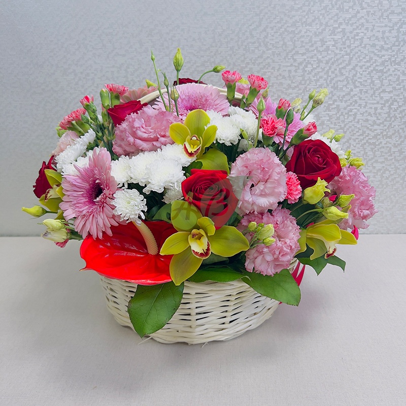 Сбор цветов в композиции в корзине